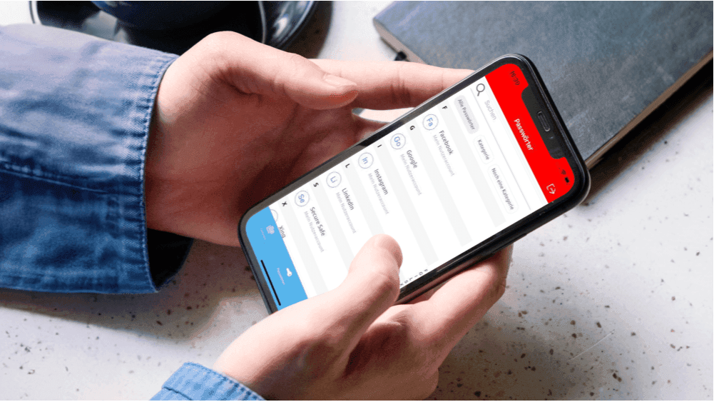 Eine Person verwendet die S-Trust App mit Fokus auf das Mobiltelefon